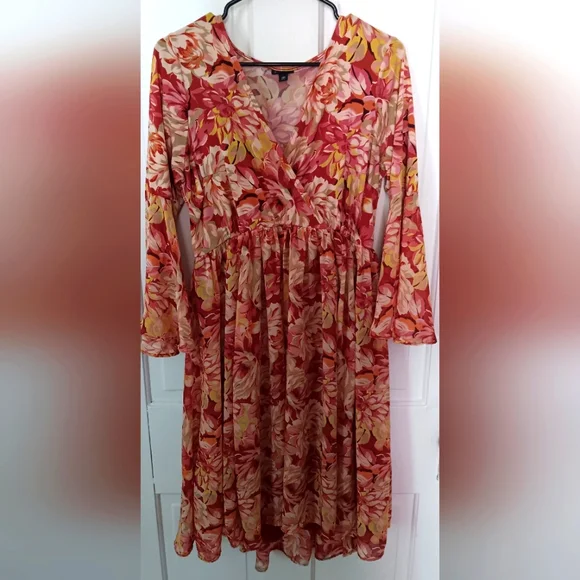 NWOT Torrid Mini-Dress with Flower-Print and Trumpet Sleeves size 00 - Picture 2 of 6